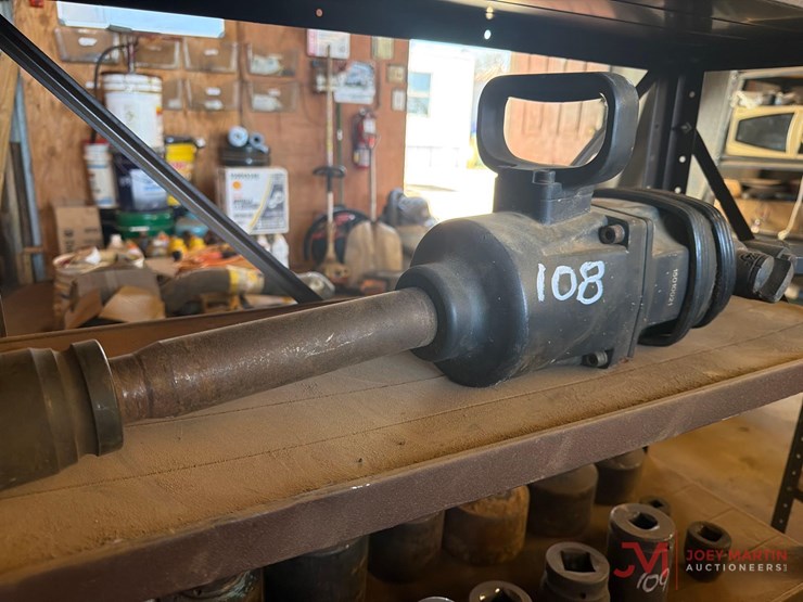 northern-industrial-1"-pneumatic-impact-wrench-image-1