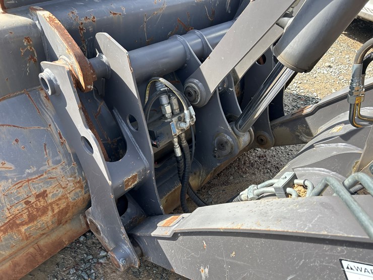 2012-volvo-bl70b-image-13