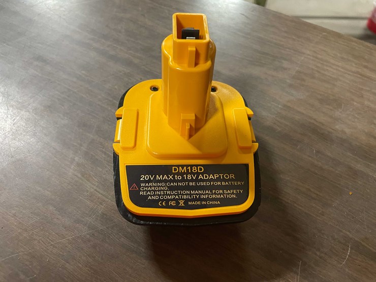 #2294-•-dewalt-18-volt-to-20-volt-battery-adapter-(pr11)-image-1