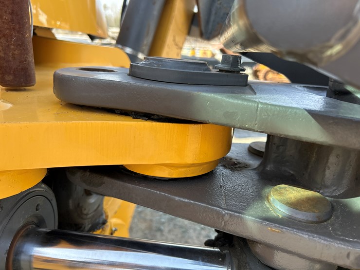 2012-volvo-bl70b-image-68