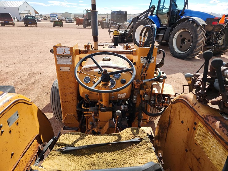 case-380-roadrunner-tractor-with-case-436-loader-image-16