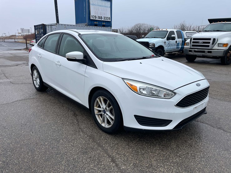 #1428-•-2015-white-ford-focus-se-sedan-(has-wi-title)-image-3