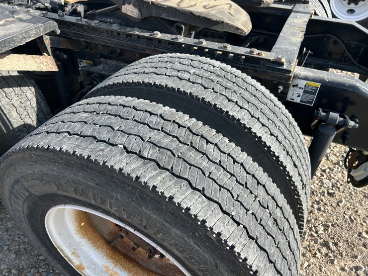 2016-peterbilt-579-image-33