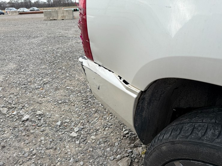 2011-cadillac-escalade-image-28