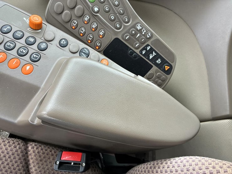 2015-john-deere-r4038-image-83