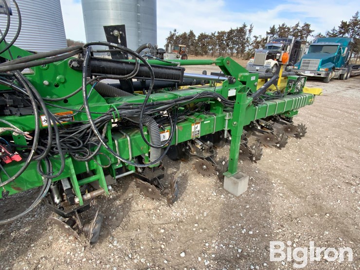 2018-john-deere-1725-image-9