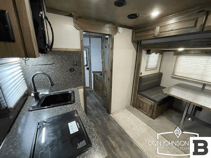 2024-trails-west-classic-lq-4-h-horse-trailer-image-19