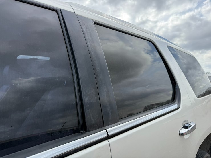 2011-cadillac-escalade-image-18