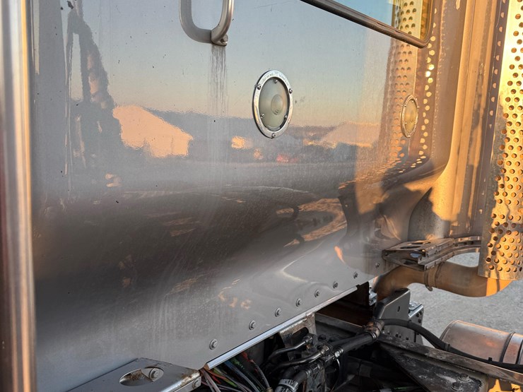 2017-kenworth-t800-image-18