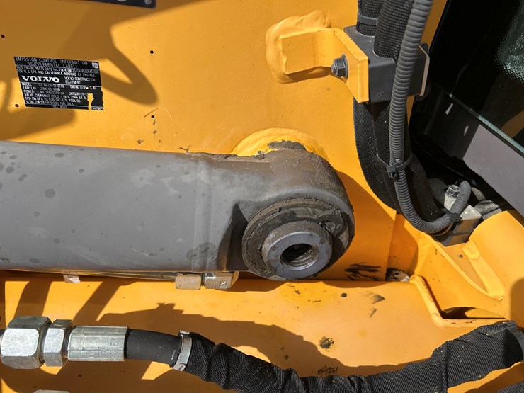 2012-volvo-bl70b-image-25