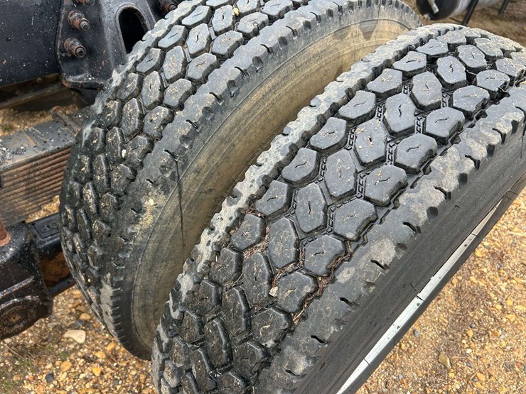 2001-peterbilt-330-image-24