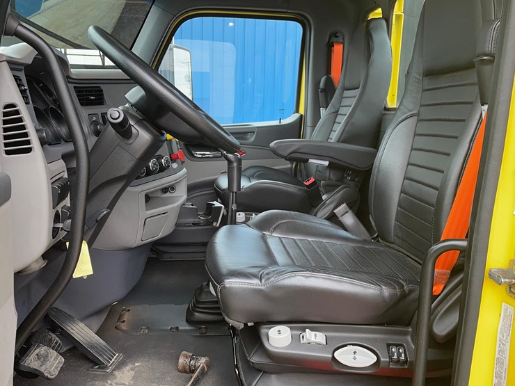 2017-peterbilt-579-image-19