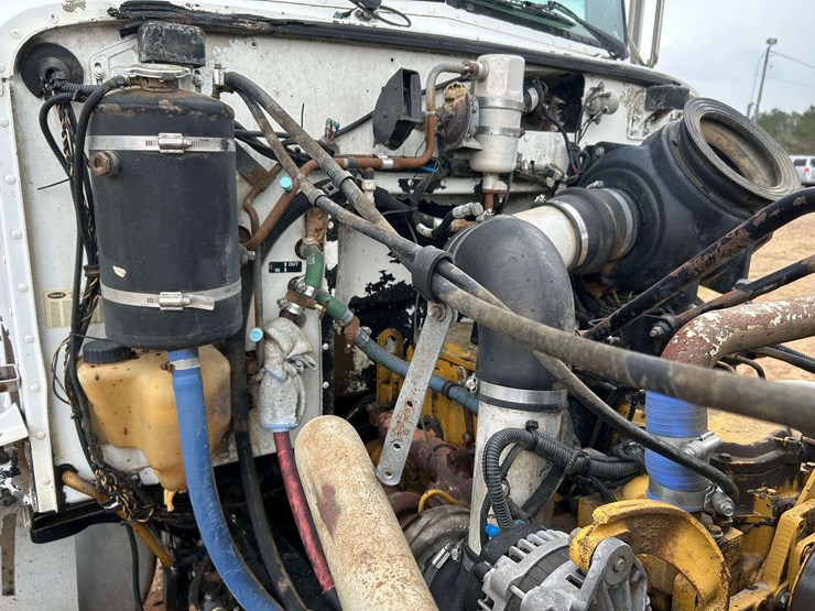 2001-peterbilt-330-image-48