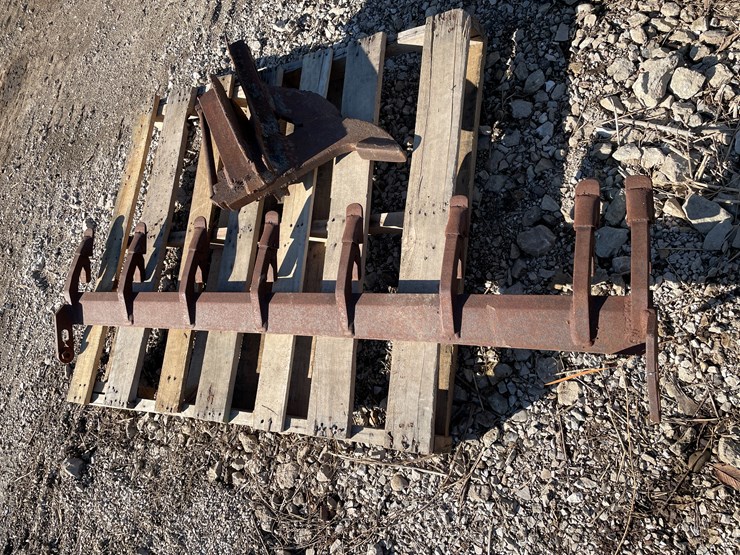 #6089-•-bucket-tooth-bar-and-ripper-attachment-image-1