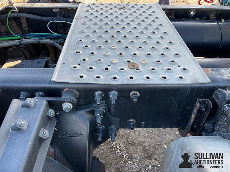 2016-freightliner-cascadia-125-image-19