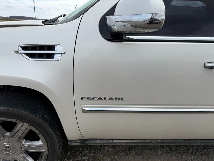 2011-cadillac-escalade-image-17