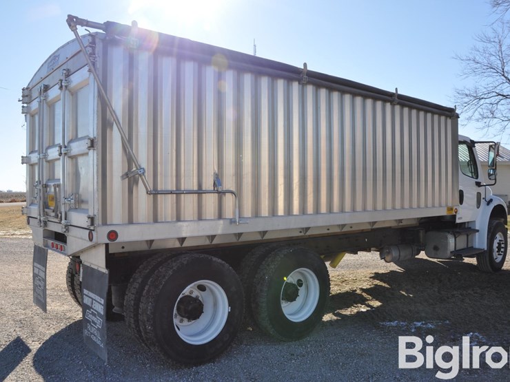 2007-freightliner-m2-106-image-5