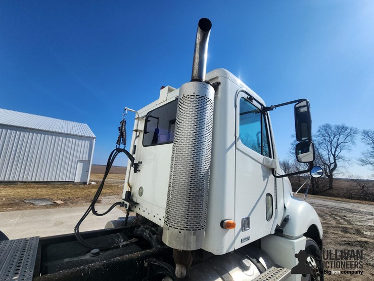 2003-freightliner-columbia-120-image-17
