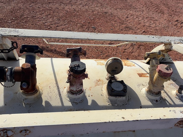 anhydrous-tank-with-trailer-image-10