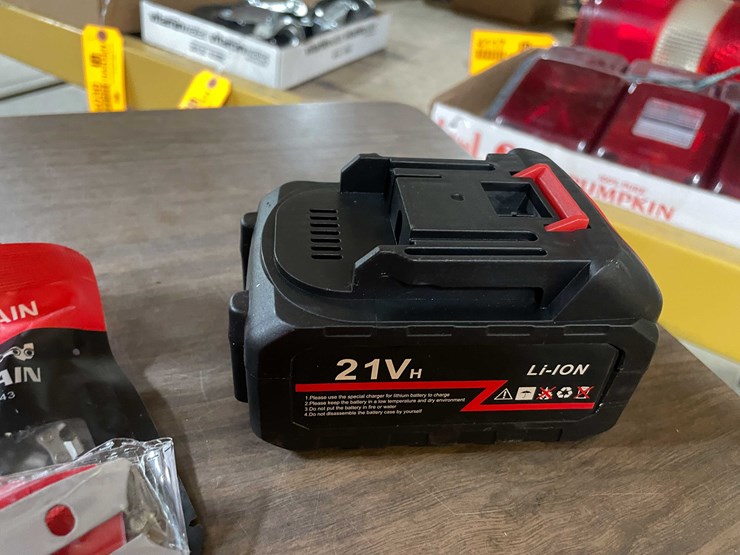 #2299-•-21-volt-mini-cordless-chainsaw-kit-in-carrying-case-(pr11)-image-9