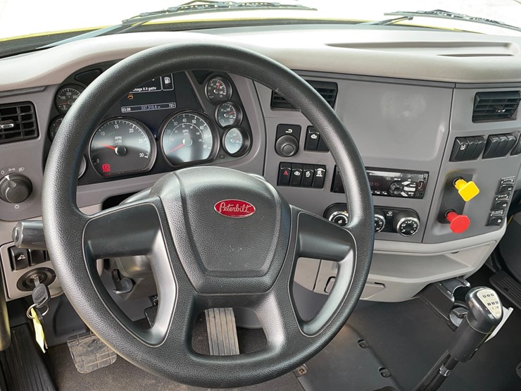 2017-peterbilt-579-image-21