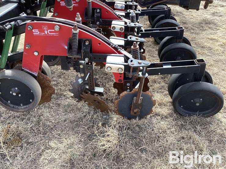 strip-cat-16r30-strip-till-machine-image-20