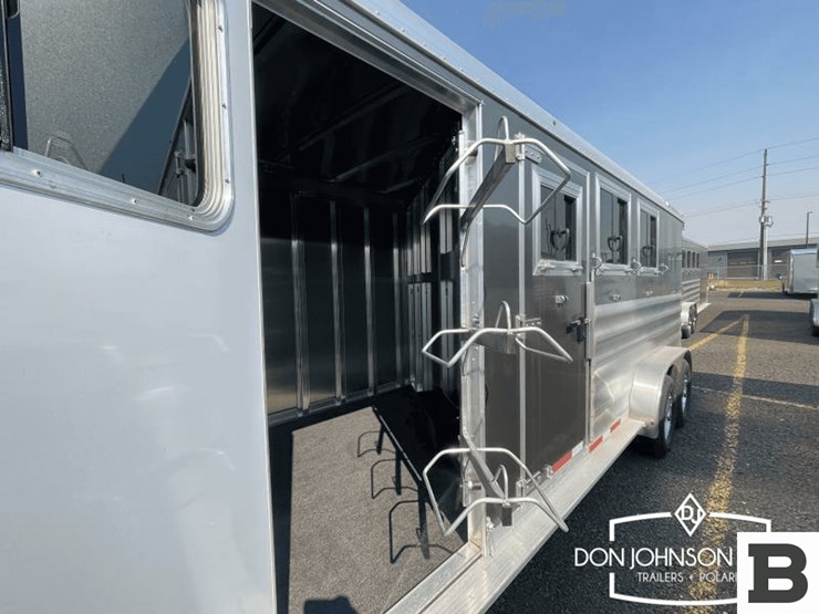 2024-featherlite-9600-7350-3-h-gooseneck-horse-trailer-image-14