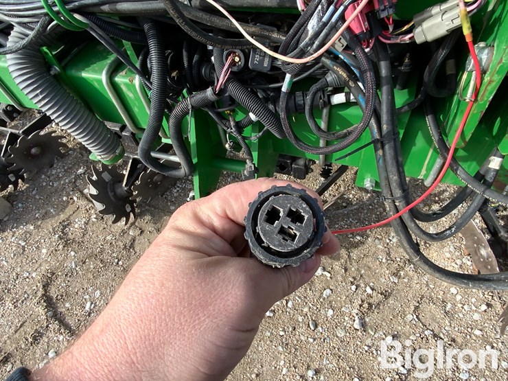 2018-john-deere-1725-image-12