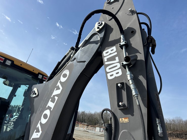 2012-volvo-bl70b-image-57