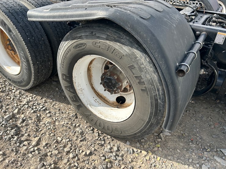 2016-peterbilt-579-image-18