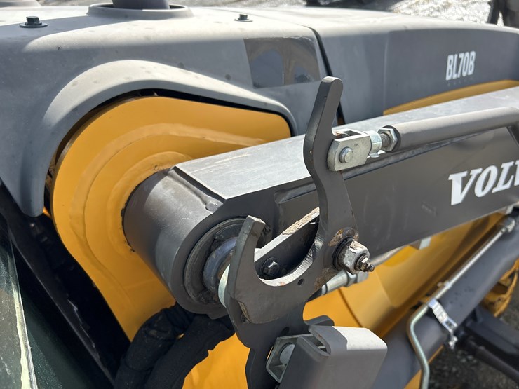 2012-volvo-bl70b-image-31