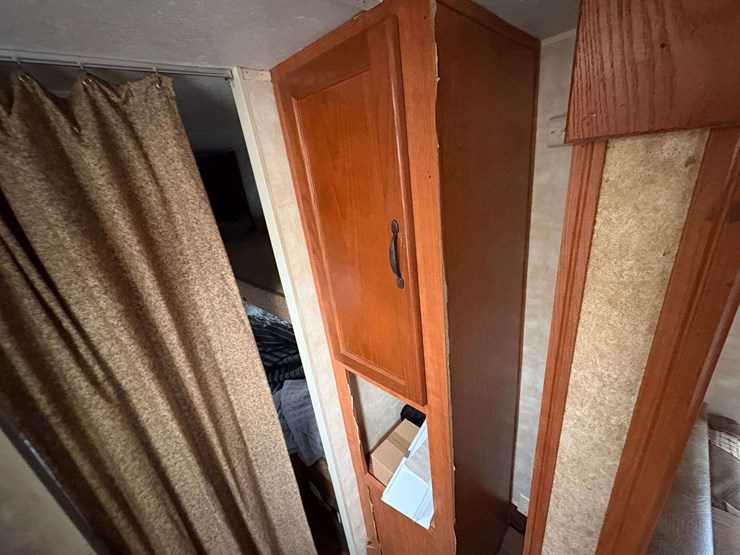 2009-cherokee-"grey-wolf"-pull-behind-travel-trailer-image-26