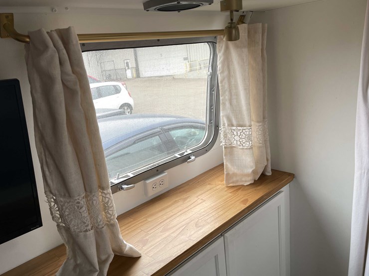 #1435-•-1978-airstream-land-yacht-31'---fully-remodeled,-road-ready-(has-wi-title)-(of)-image-34