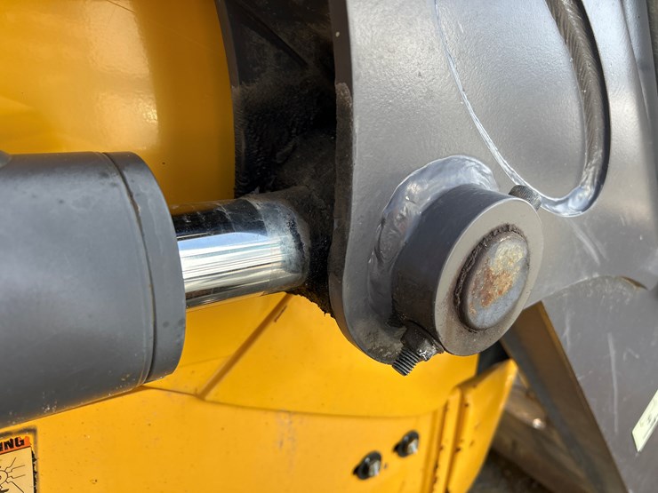 2012-volvo-bl70b-image-29