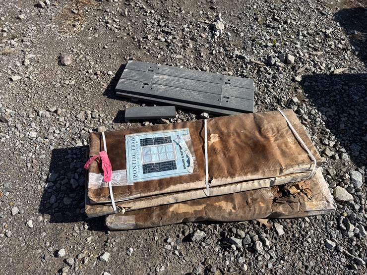 #33306-•-lot-of-grey-board-&-batten-shutters-inv#-33306-image-2