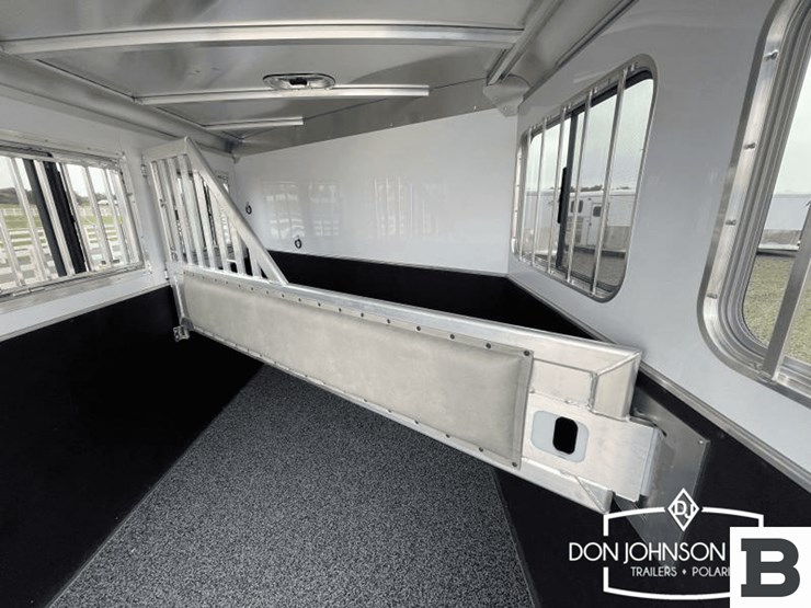 2024-featherlite-9400-72pt-2-h-horse-trailer-image-19