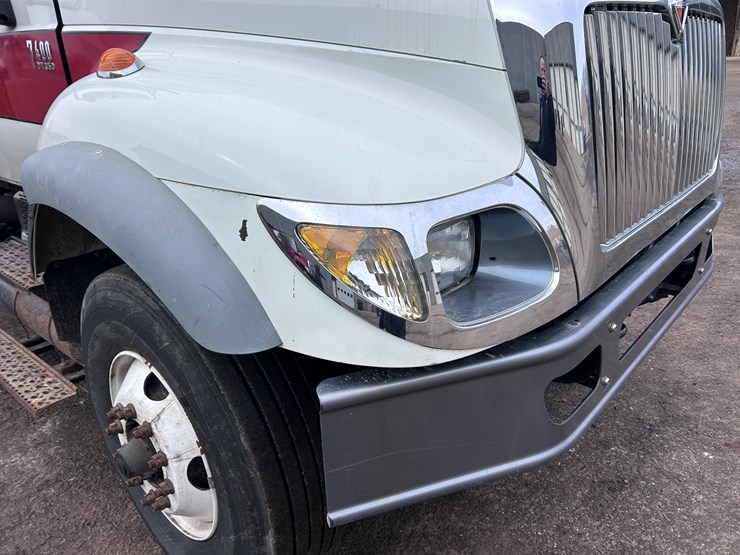 international-7400-image-17