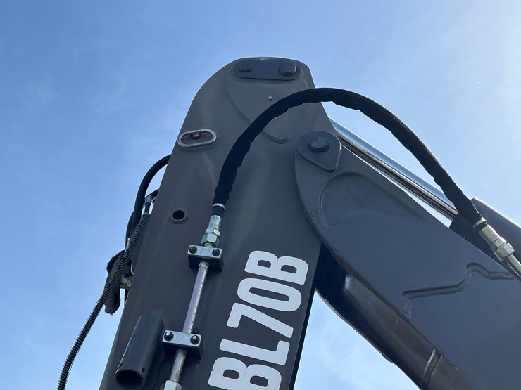 2012-volvo-bl70b-image-56