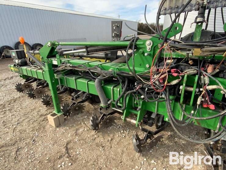 2018-john-deere-1725-image-10