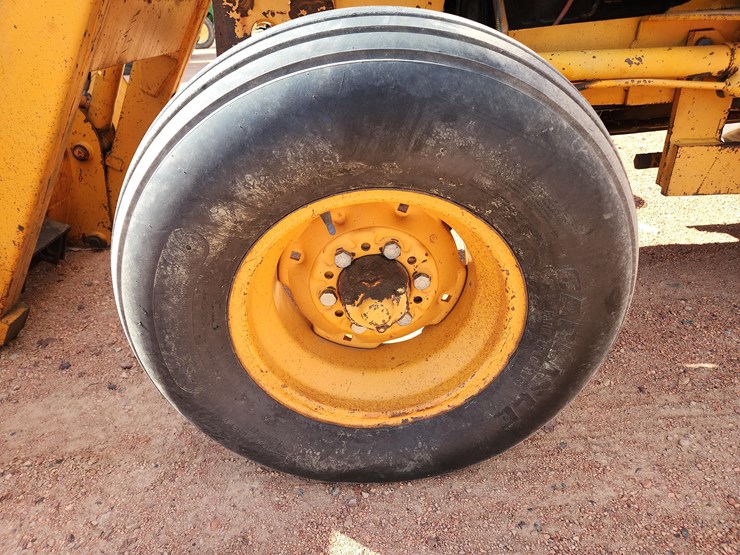 case-380-roadrunner-tractor-with-case-436-loader-image-22