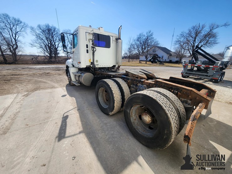 2003-freightliner-columbia-120-image-7