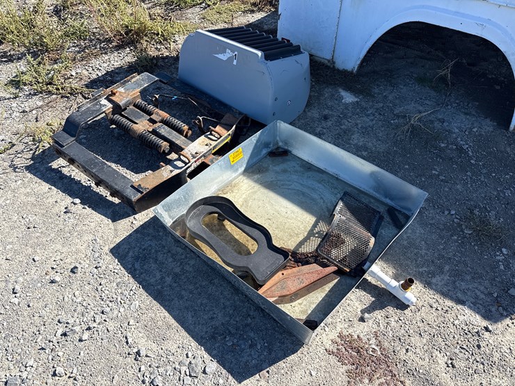 #27967-•-lot-of-chain,-receiver-hitch-&-miscellaneous-inv#-27967-image-1