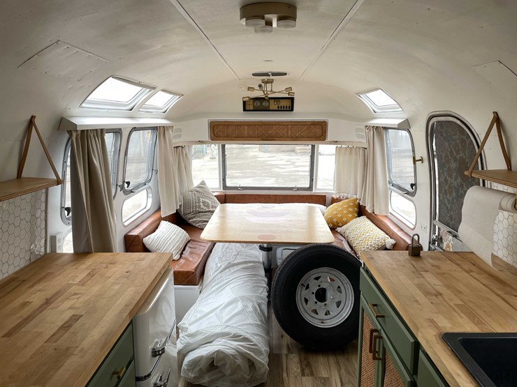 #1435-•-1978-airstream-land-yacht-31'---fully-remodeled,-road-ready-(has-wi-title)-(of)-image-5