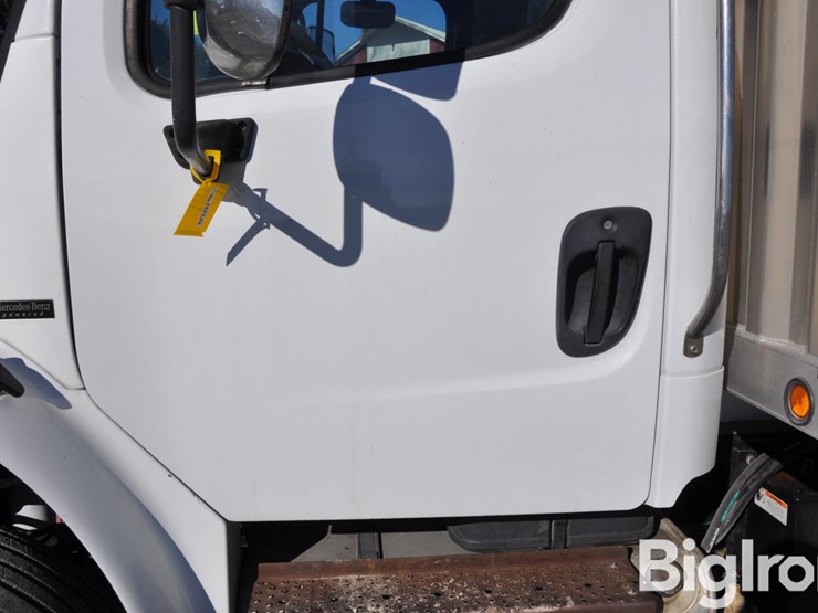 2007-freightliner-m2-106-image-12