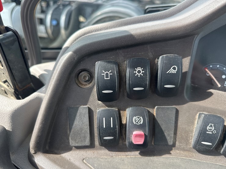 2012-volvo-bl70b-image-101