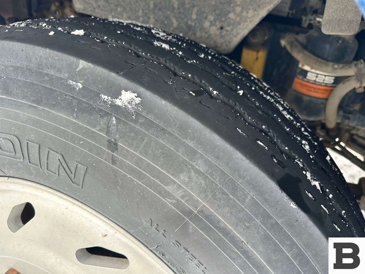 1999-freightliner-fld120-image-33