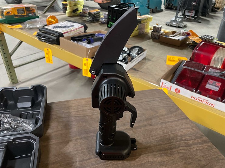 #2299-•-21-volt-mini-cordless-chainsaw-kit-in-carrying-case-(pr11)-image-4