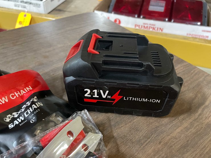 #2299-•-21-volt-mini-cordless-chainsaw-kit-in-carrying-case-(pr11)-image-8