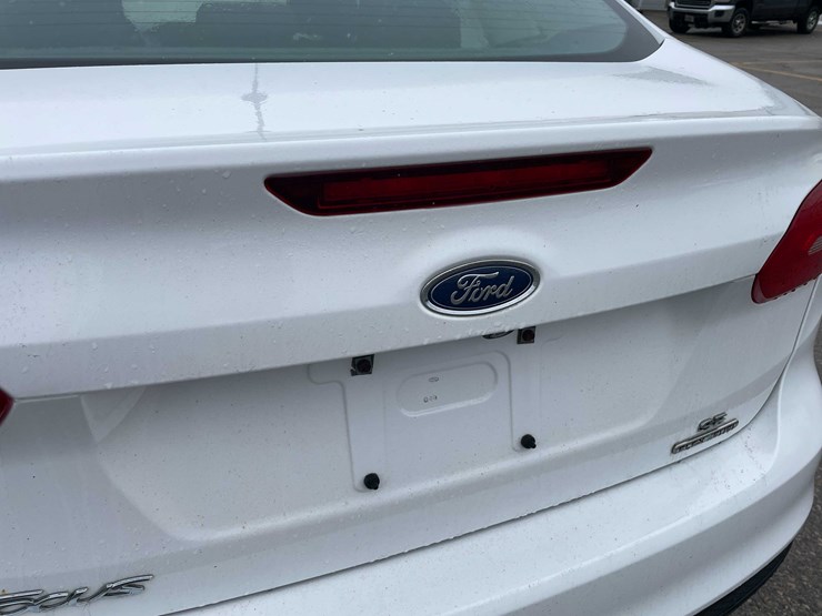 #1428-•-2015-white-ford-focus-se-sedan-(has-wi-title)-image-22