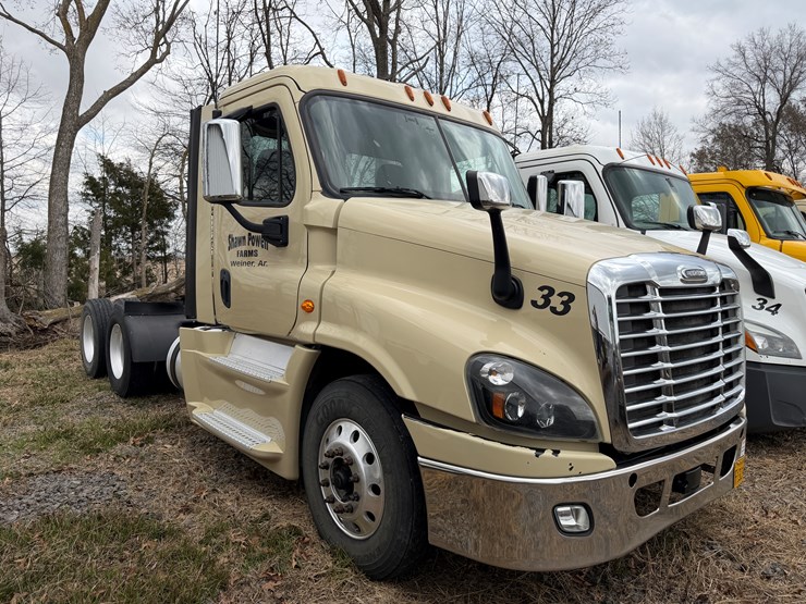 #40952-•-2016-freightliner-t/a-daycab-truck-tractor-3akjged50gshn2261-image-2